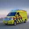 Een rijdende Nederlandse ambulance op de weg met zwaailichten aan.